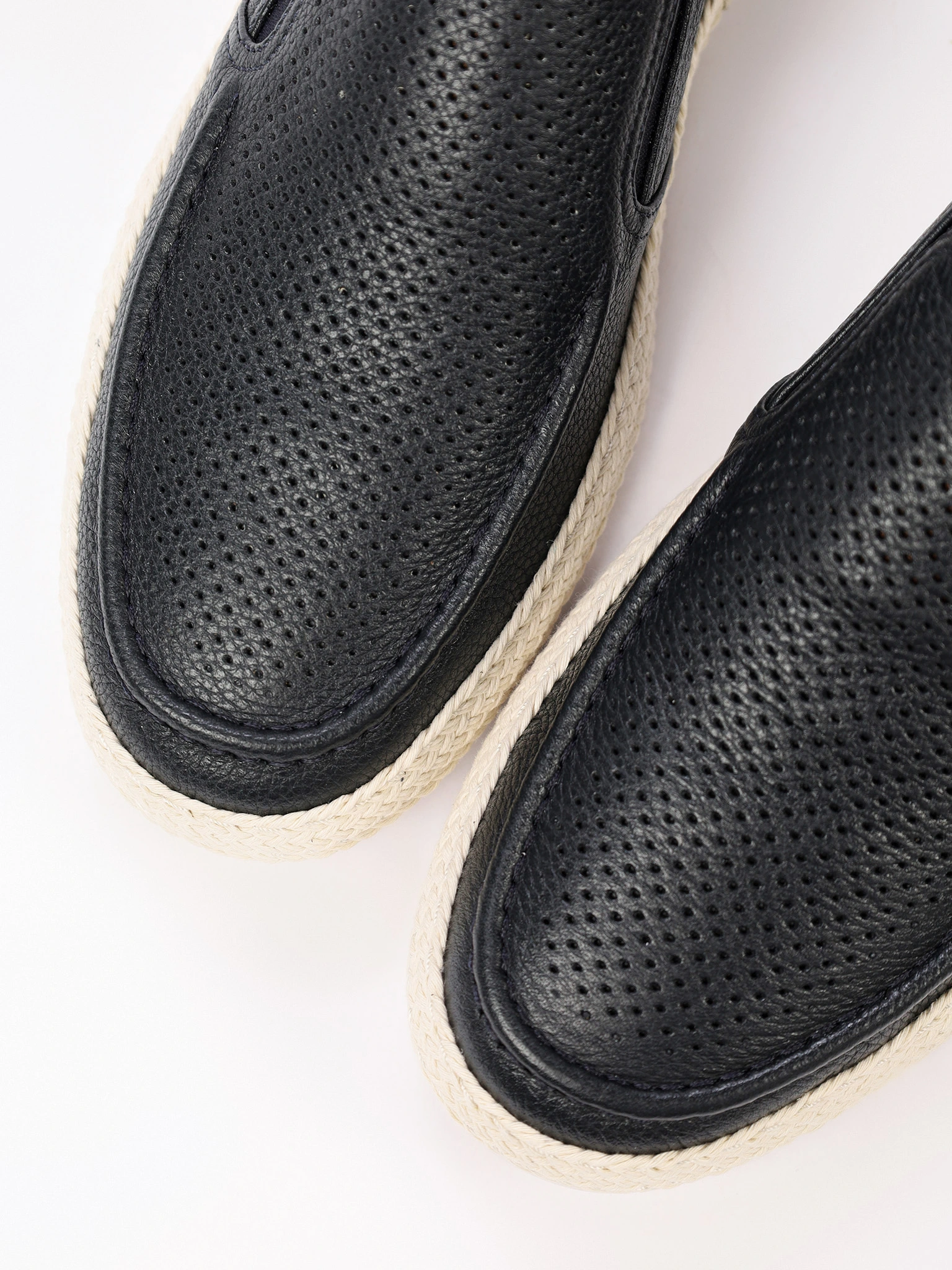 Мокасины темно-синего цвета с перфорацией на низкой подошве